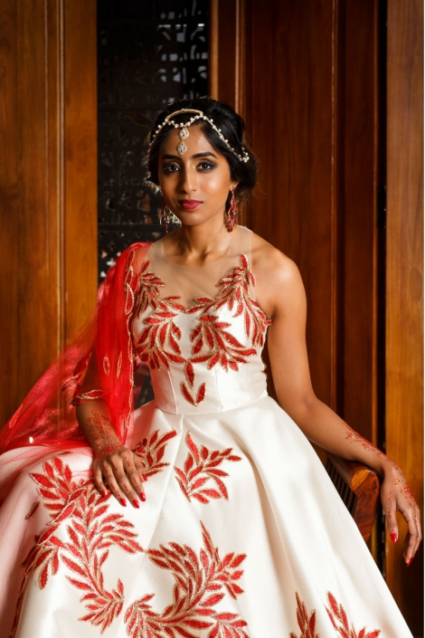 orientalna suknia biała z dodatkiem czerwonego